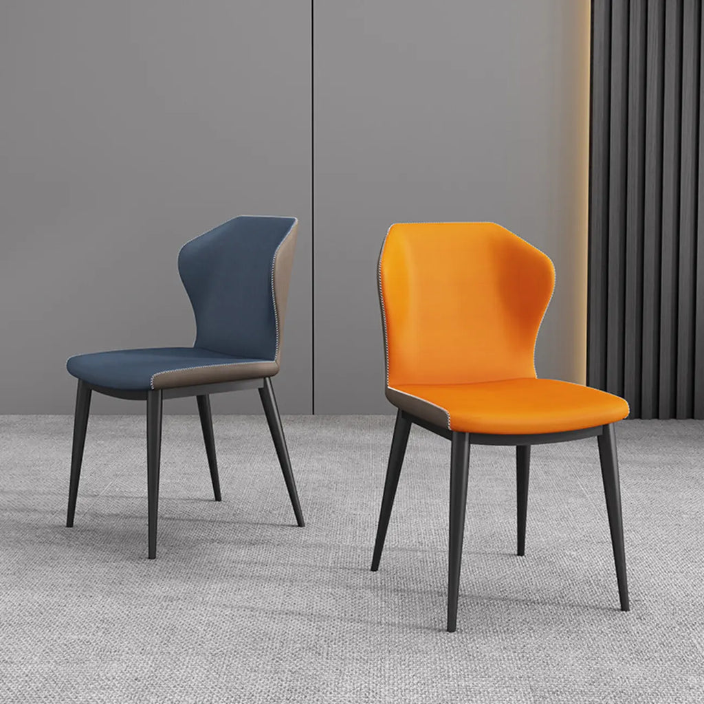 Chaise de salle à manger moderne en similicuir avec dossier à oreilles et pieds en acier