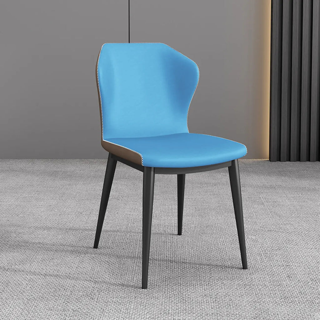 Chaise de salle à manger moderne en similicuir avec dossier à oreilles et pieds en acier