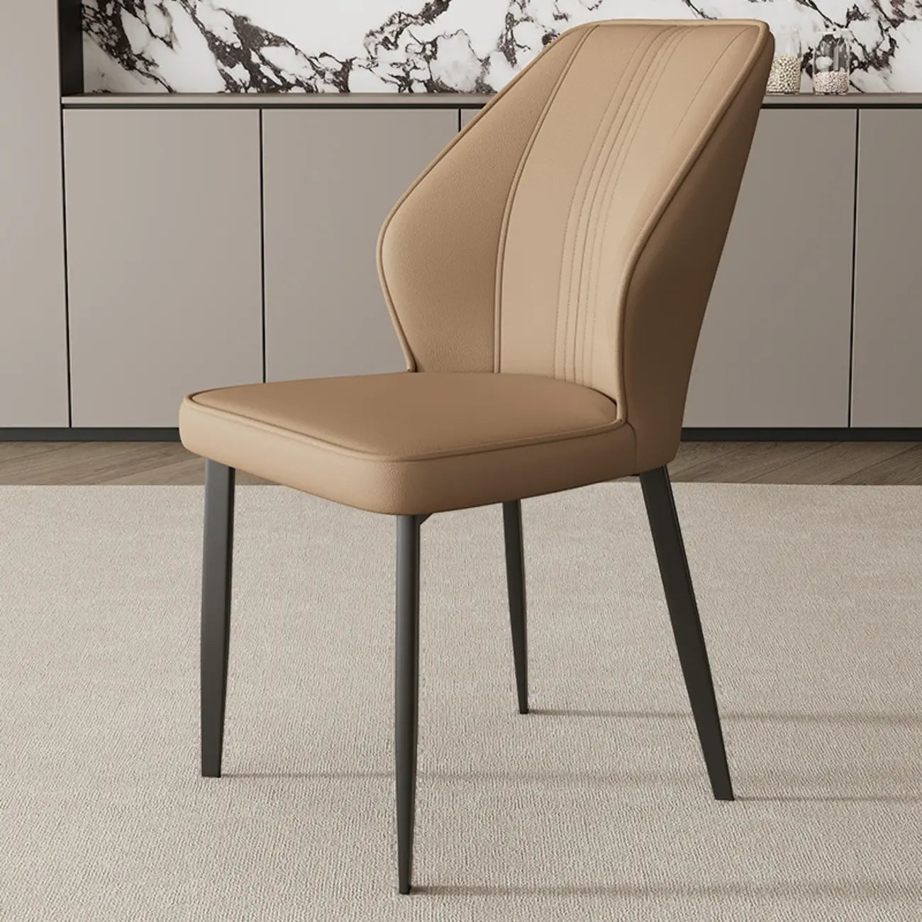 Chaise de salle à manger moderne à oreilles, revêtue de similicuir et dotée de pieds en métal