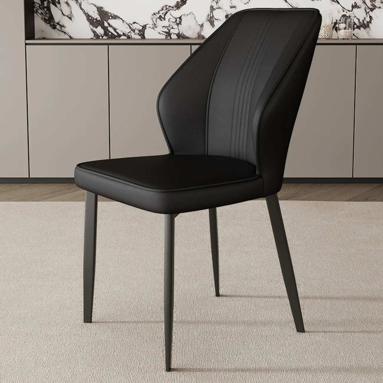 Chaise de salle à manger moderne à oreilles, revêtue de similicuir et dotée de pieds en métal