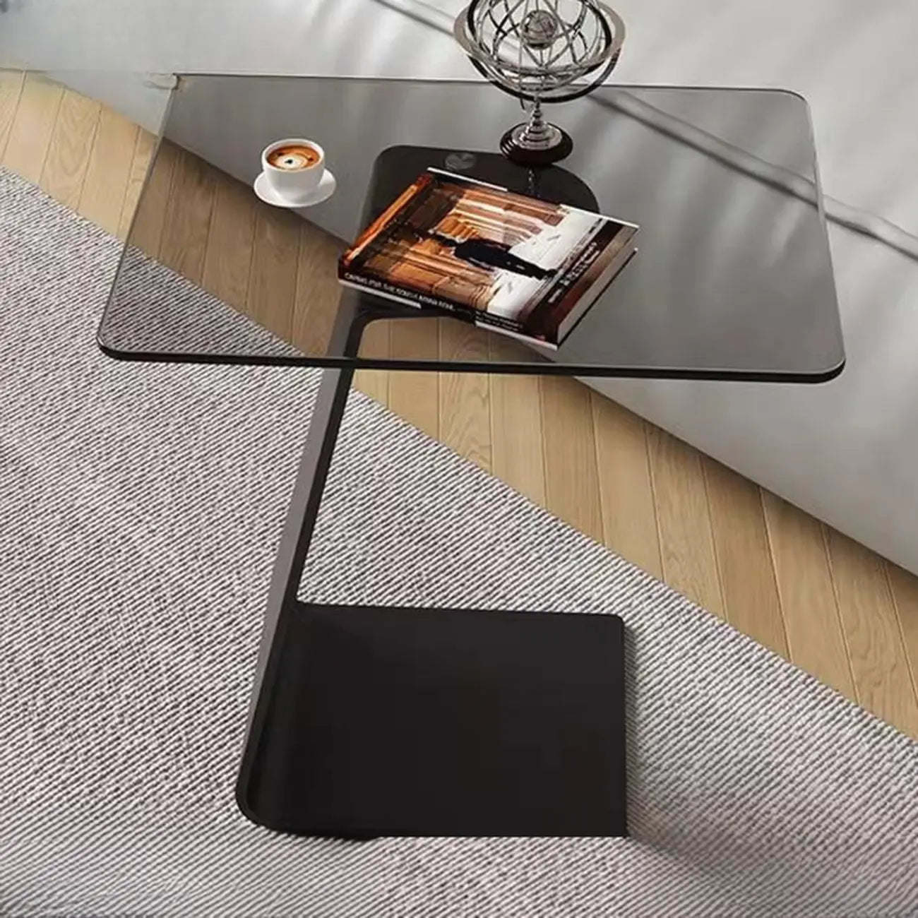 Table d'appoint en métal avec plateau en verre noir en forme de C pour salon