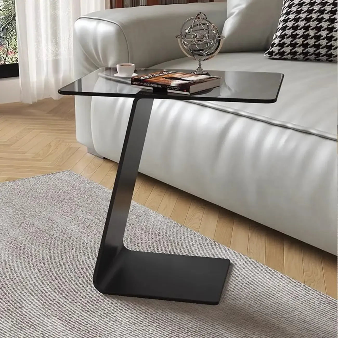 Table d'appoint en métal avec plateau en verre noir en forme de C pour salon