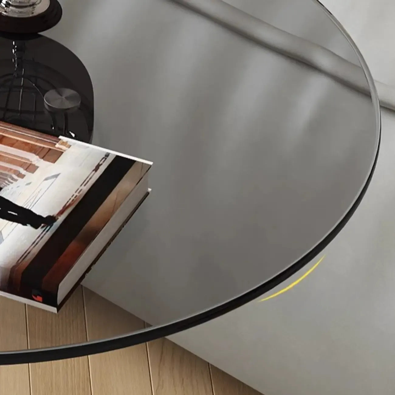 Table d'appoint en métal avec plateau en verre noir en forme de C pour salon