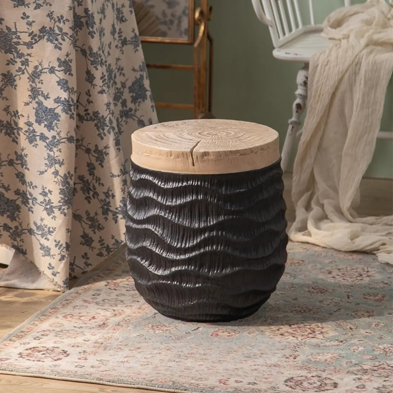 Table d'appoint élégante en bois blanc, motif tambour
