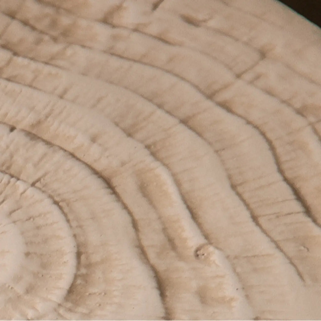 Table d'appoint élégante en bois blanc, motif tambour