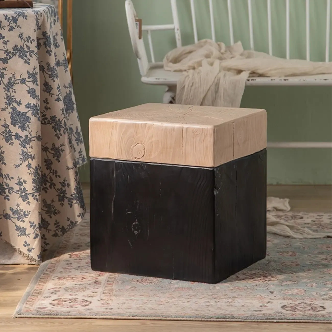 Table d'appoint élégante en bois blanc, motif tambour
