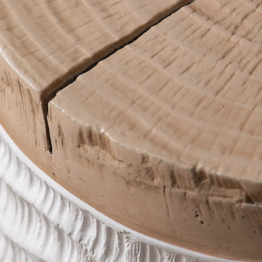 Table d'appoint élégante en bois blanc, motif tambour