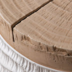 Table d'appoint élégante en bois blanc, motif tambour