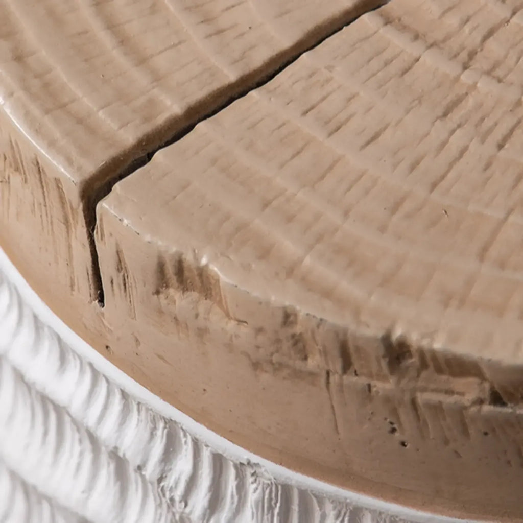 Table d'appoint élégante en bois blanc, motif tambour