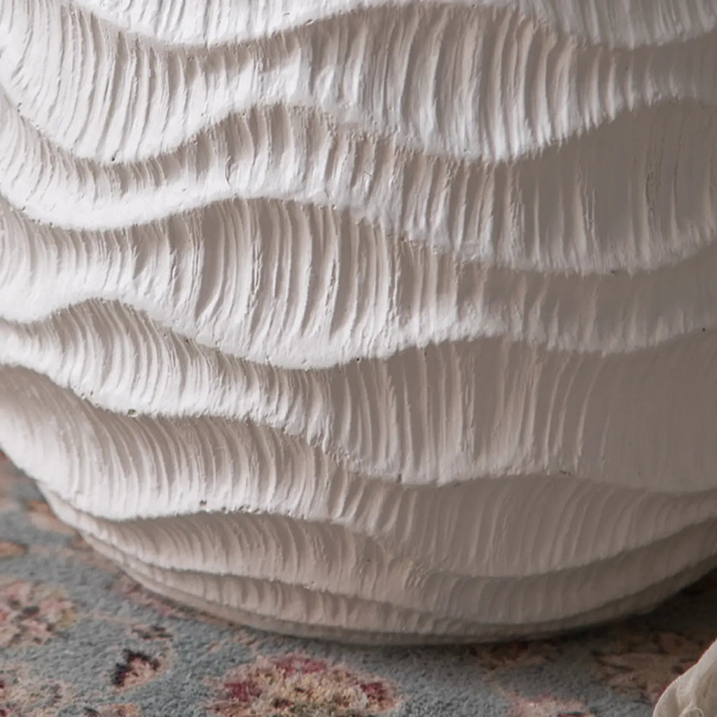 Table d'appoint élégante en bois blanc, motif tambour