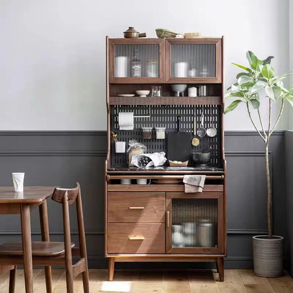 Buffet de cuisine ouvert en bois brun avec étagère