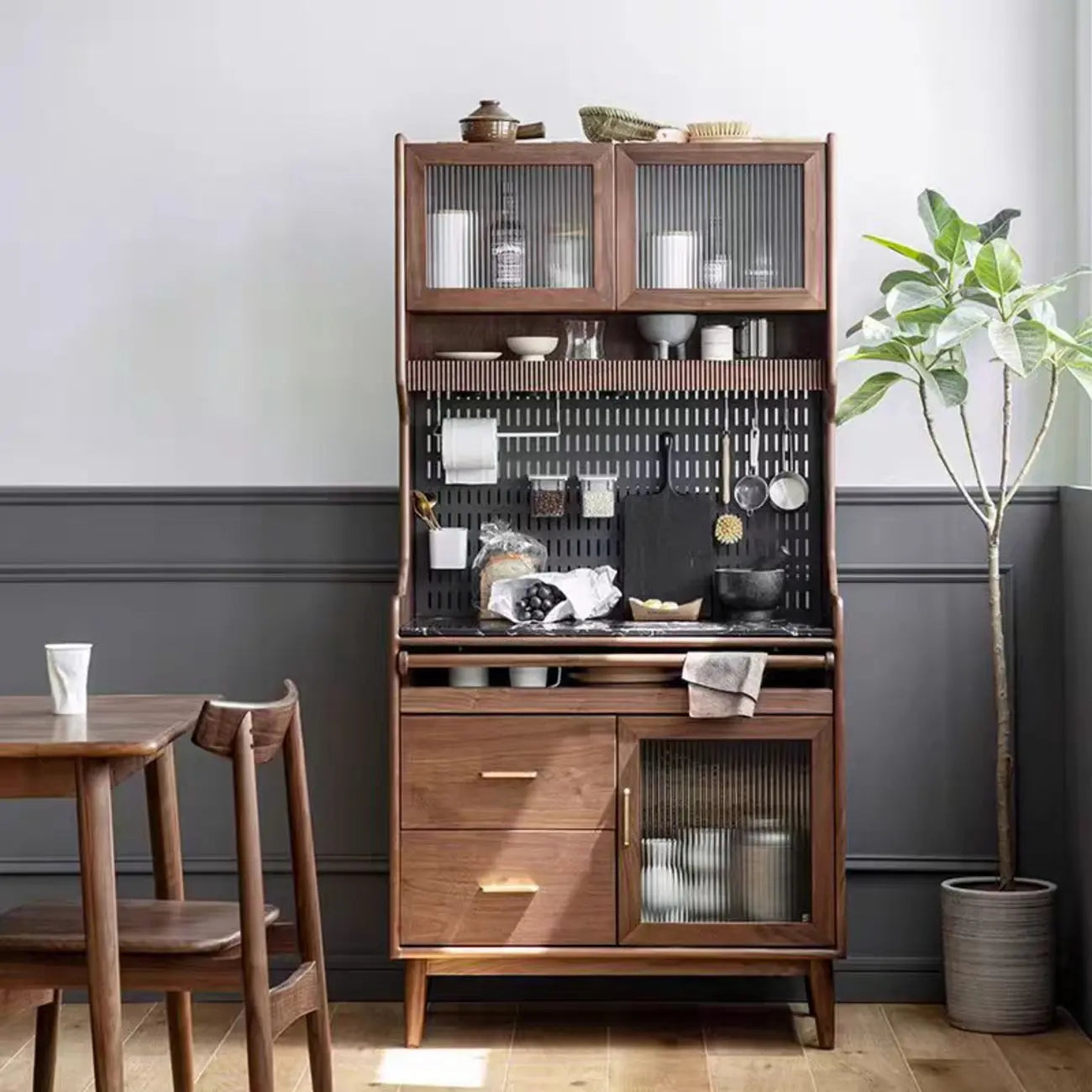 Buffet de cuisine ouvert en bois brun avec étagère