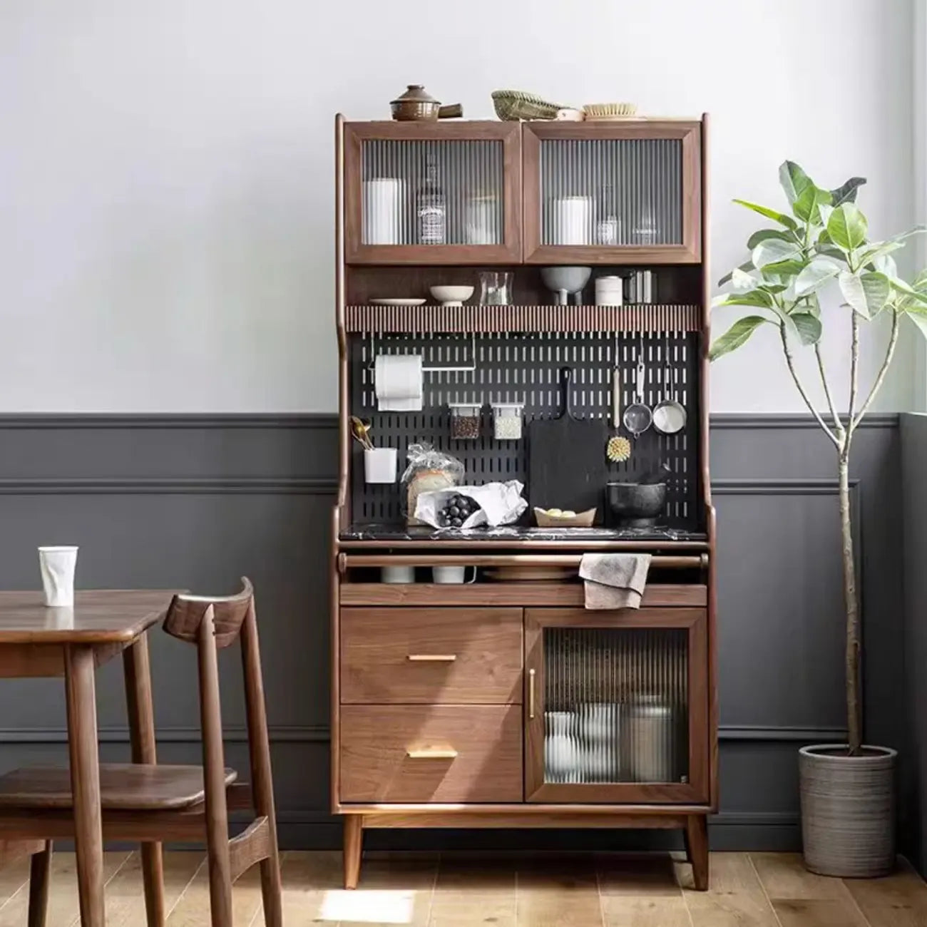 Buffet de cuisine ouvert en bois brun avec étagère