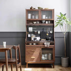 Buffet de cuisine ouvert en bois brun avec étagère