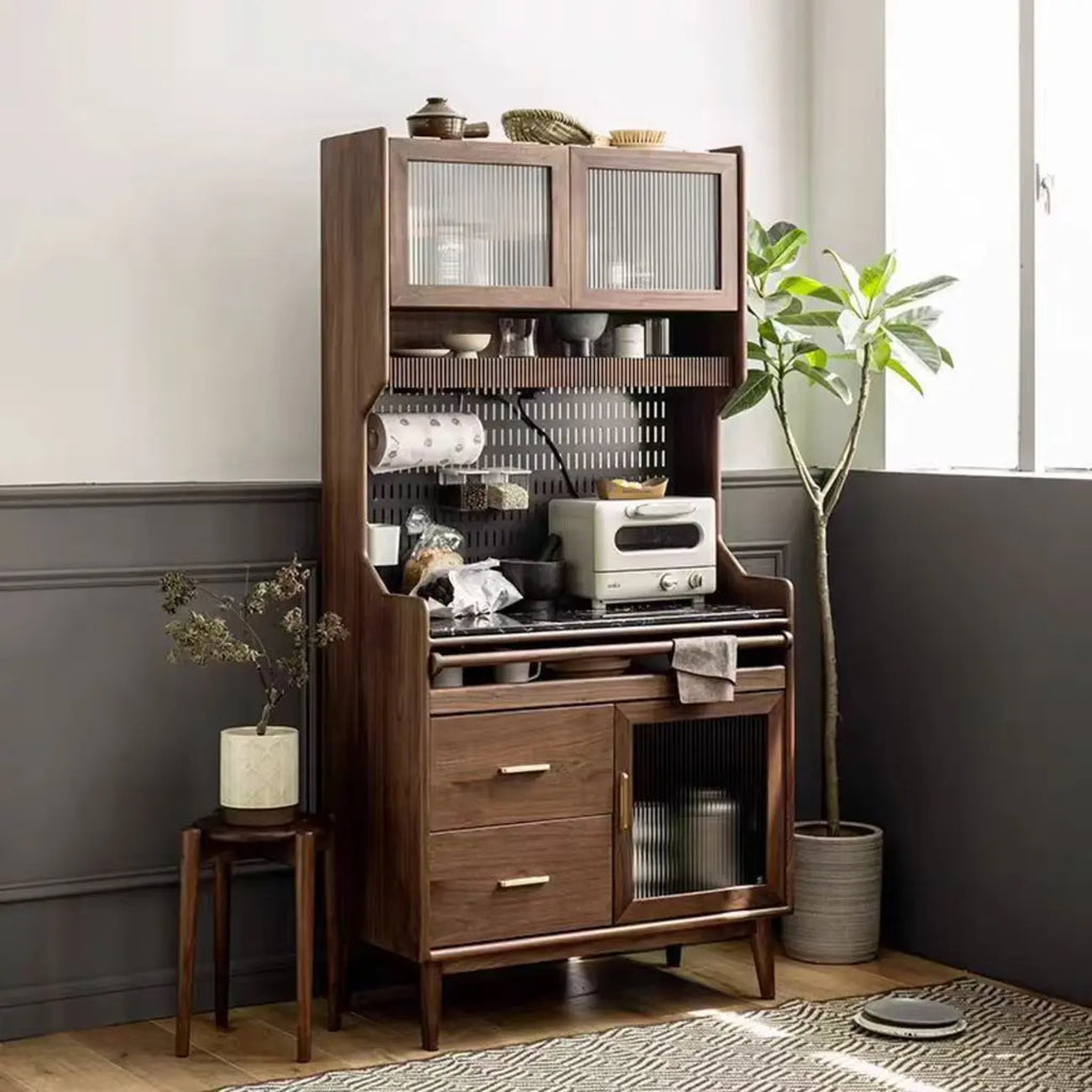 Buffet de cuisine ouvert en bois brun avec étagère