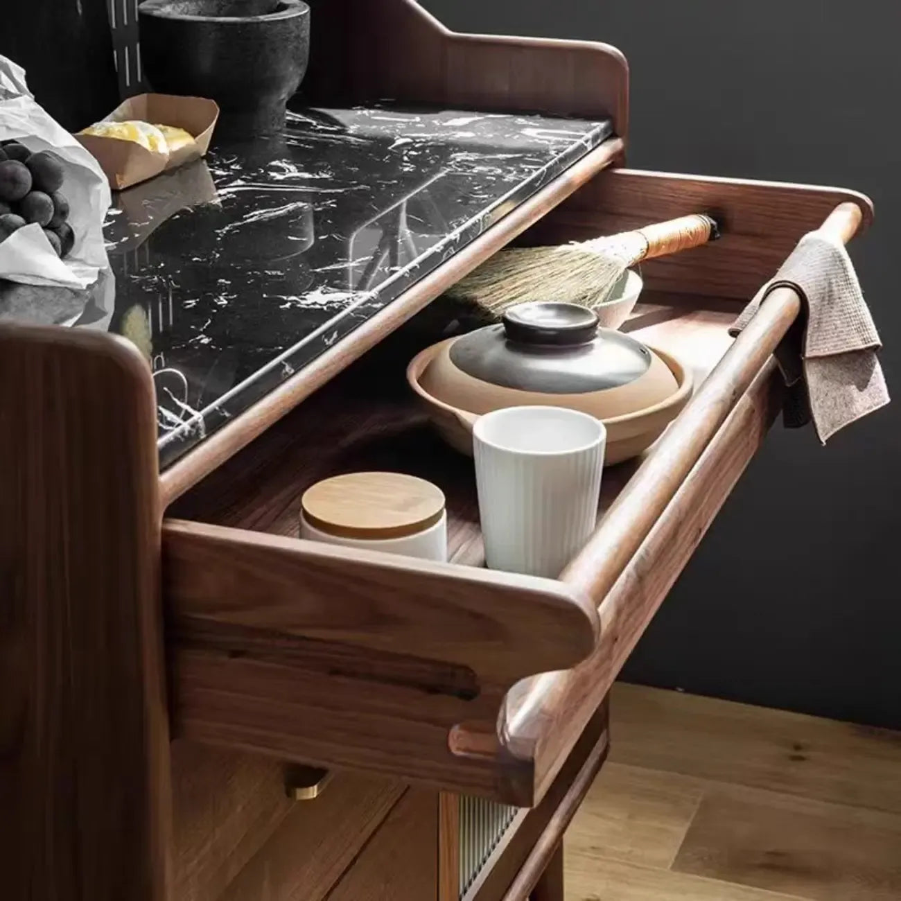 Buffet de cuisine ouvert en bois brun avec étagère