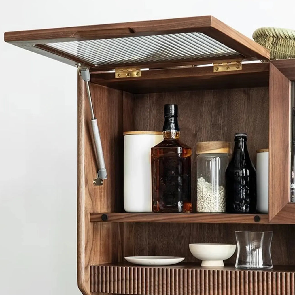 Buffet de cuisine ouvert en bois brun avec étagère
