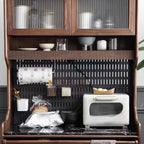 Buffet de cuisine ouvert en bois brun avec étagère