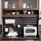 Buffet de cuisine ouvert en bois brun avec étagère