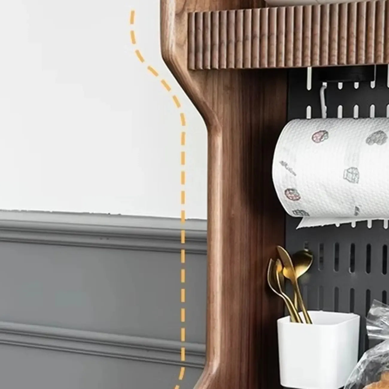 Buffet de cuisine ouvert en bois brun avec étagère