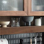 Buffet de cuisine ouvert en bois brun avec étagère