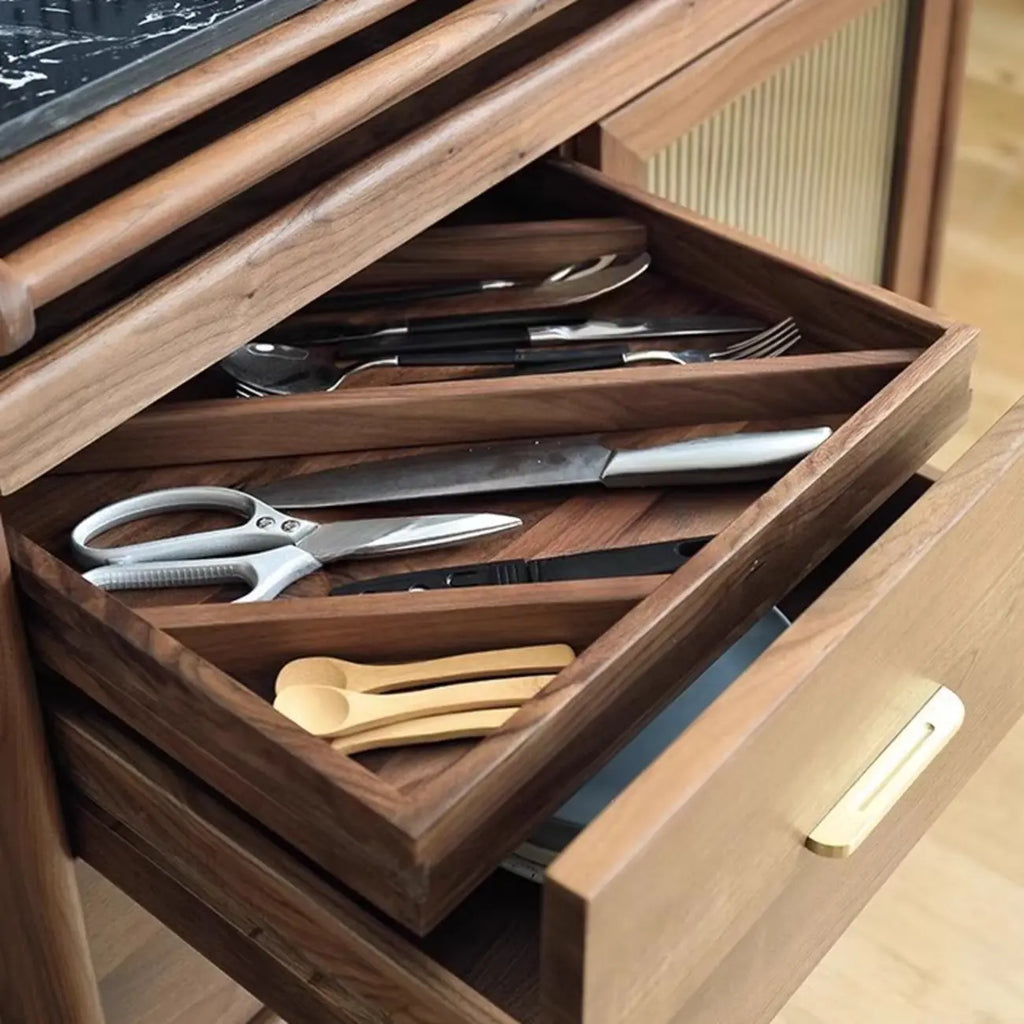Buffet de cuisine ouvert en bois brun avec étagère