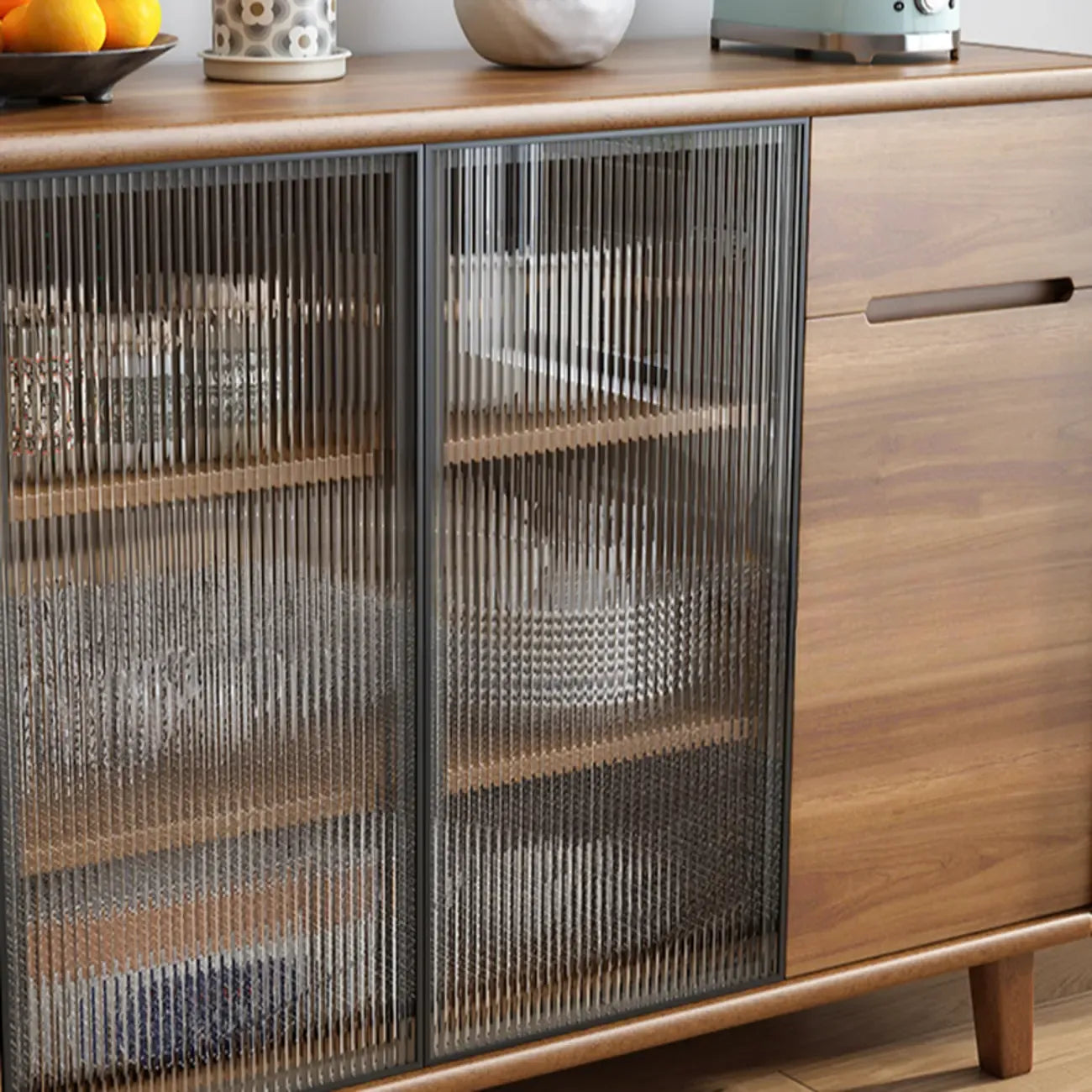 Buffet à trois tiroirs et portes coulissantes en bois brun