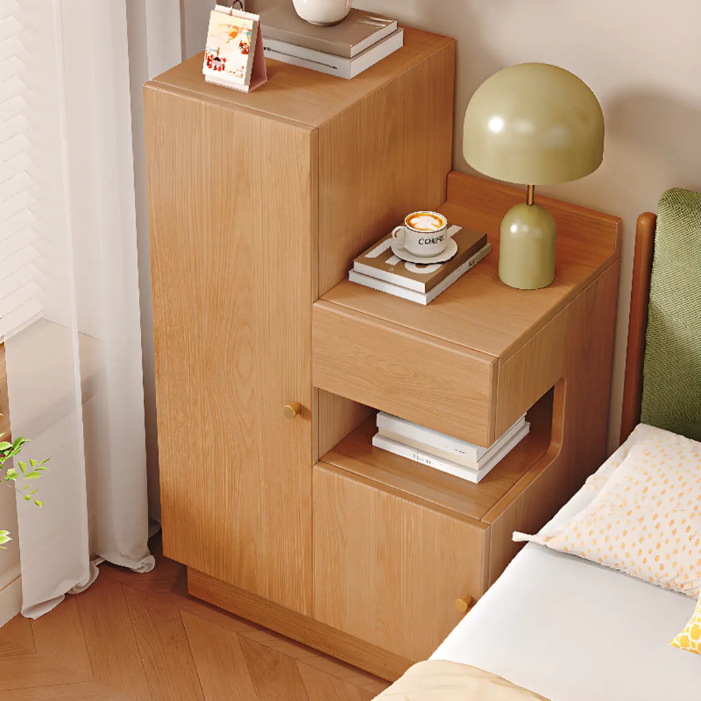 Table de chevet rectangulaire en bois clair avec 3 placards