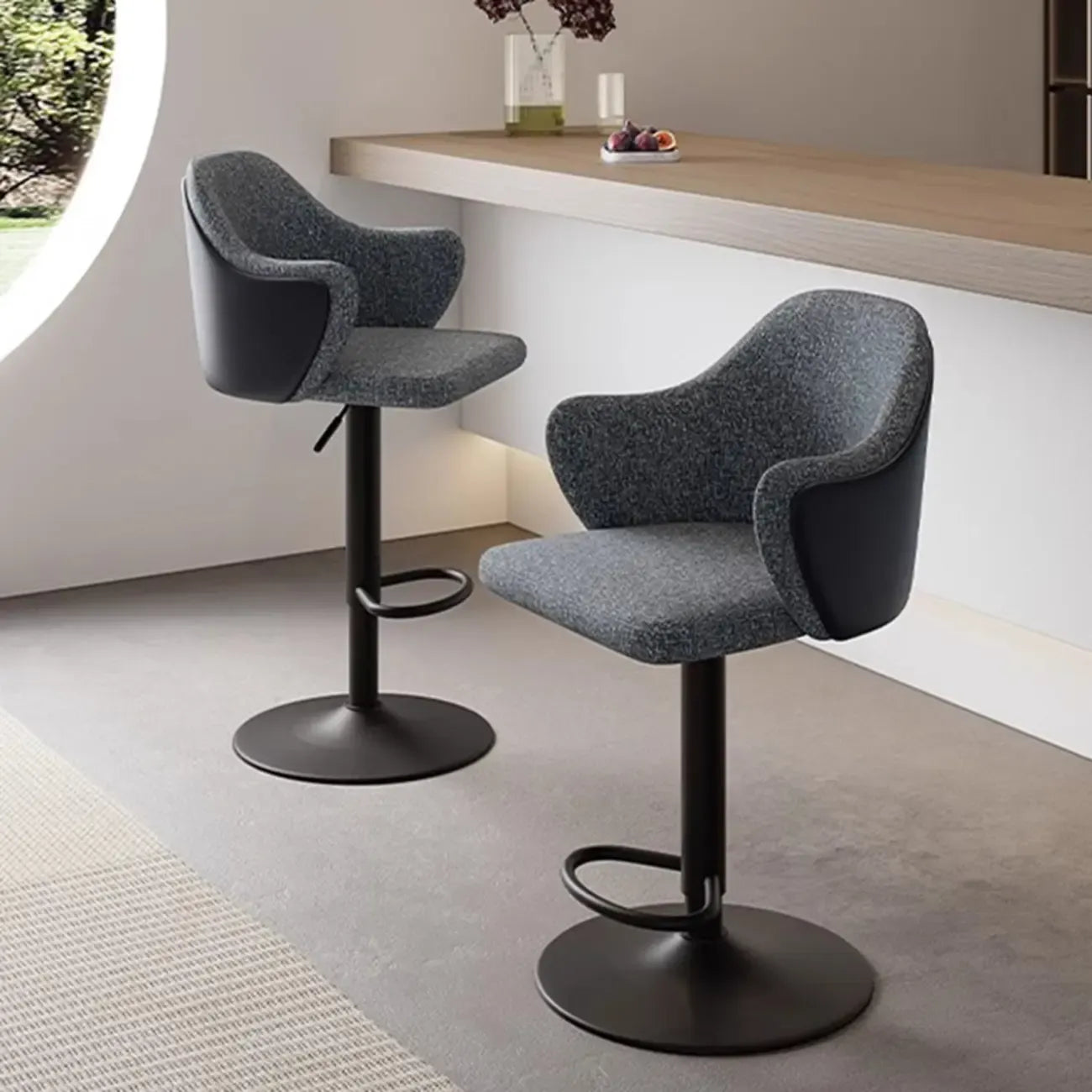 Tabouret de bar minimaliste en tissu rembourré avec accoudoirs