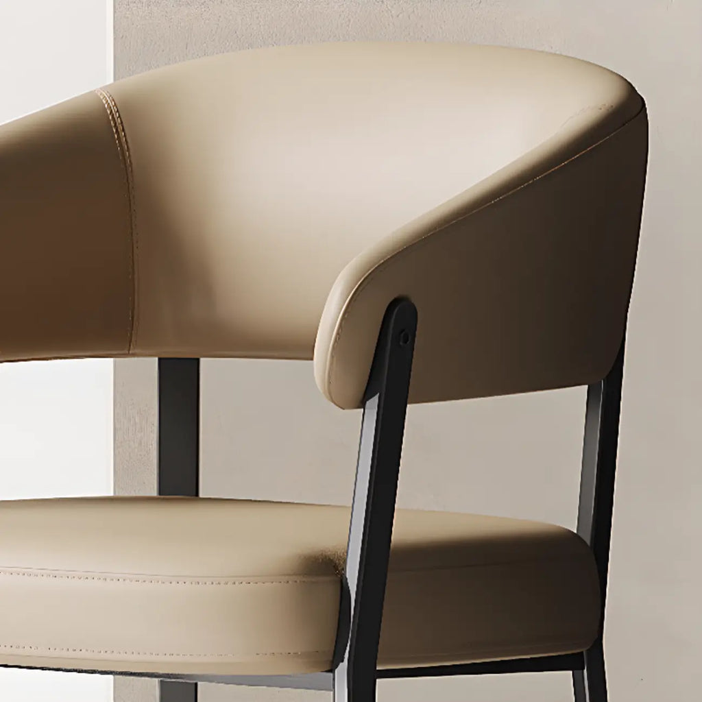 Chaise de salle à manger moderne avec accoudoirs en similicuir, dossier ouvert et pieds en alliage