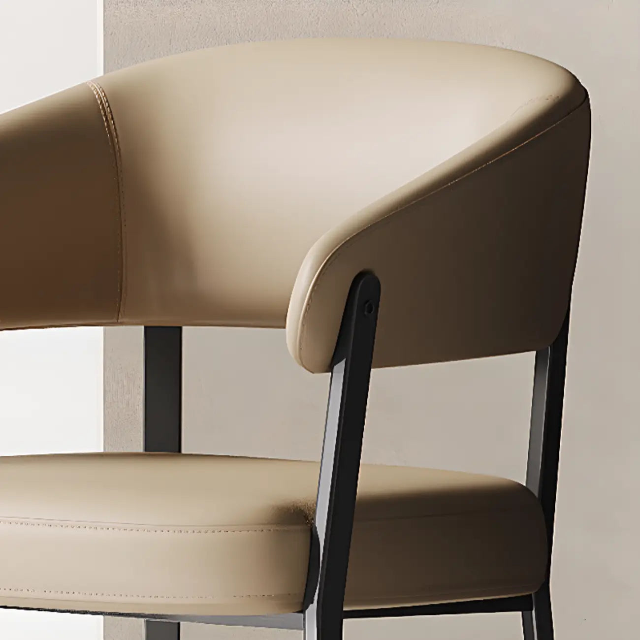 Chaise de salle à manger moderne avec accoudoirs en similicuir, dossier ouvert et pieds en alliage