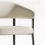Chaise de salle à manger moderne avec accoudoirs en similicuir, dossier ouvert et pieds en alliage