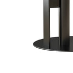 petite table d'appoint élégante en acier avec plateau en marbre et forme en C
