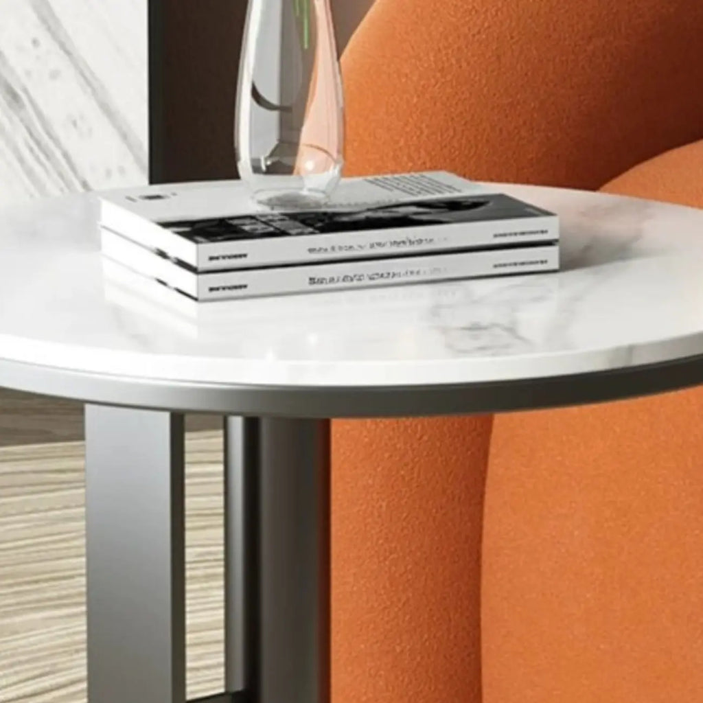 petite table d'appoint élégante en acier avec plateau en marbre et forme en C