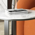 petite table d'appoint élégante en acier avec plateau en marbre et forme en C