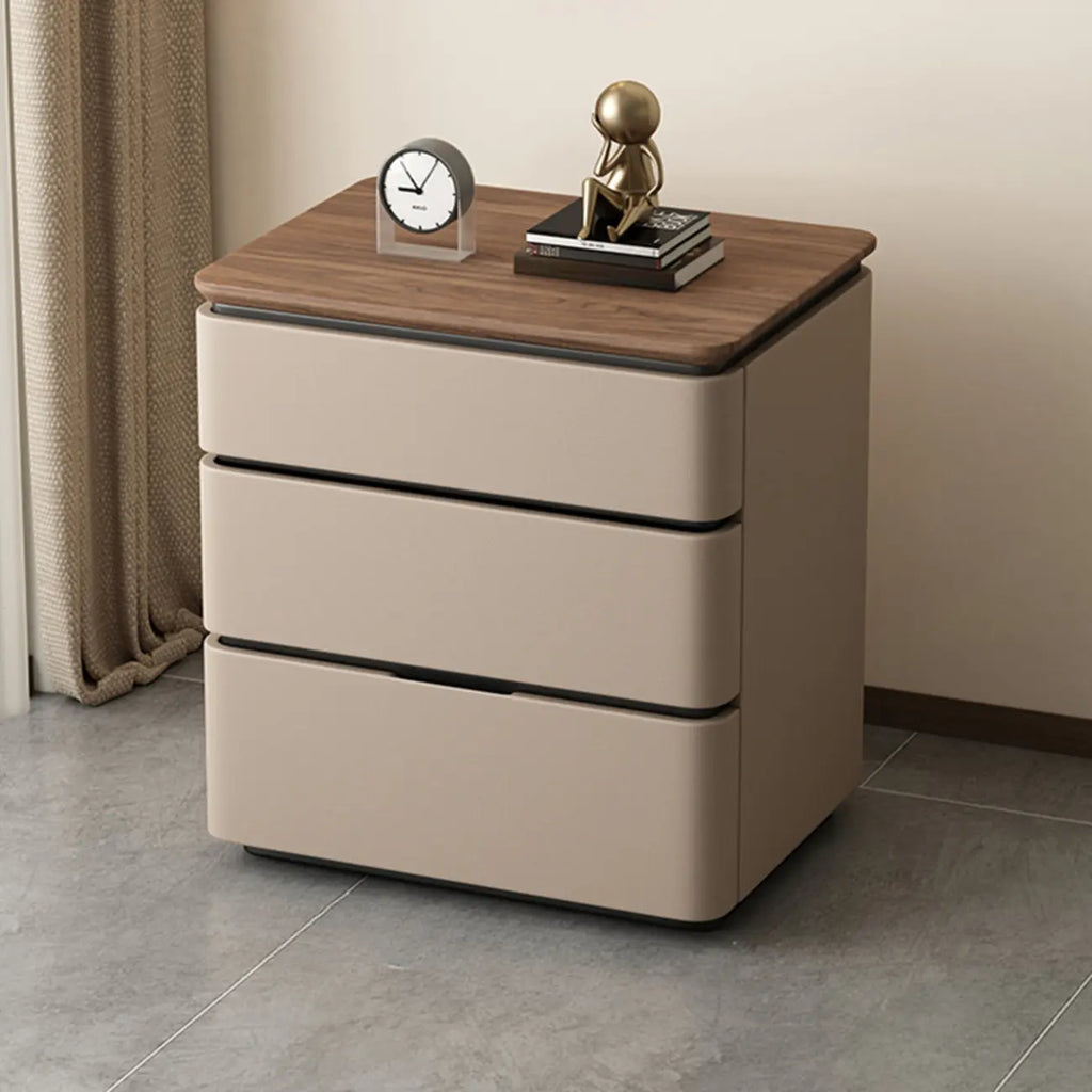 Table de chevet étroite et moderne en bois avec 3 tiroirs