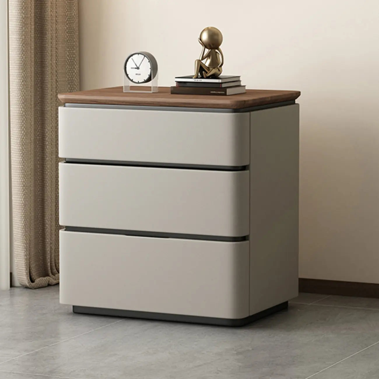 Table de chevet étroite et moderne en bois avec 3 tiroirs