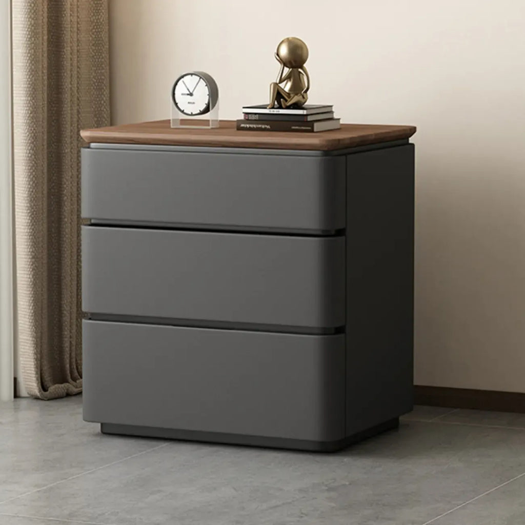 Table de chevet étroite et moderne en bois avec 3 tiroirs