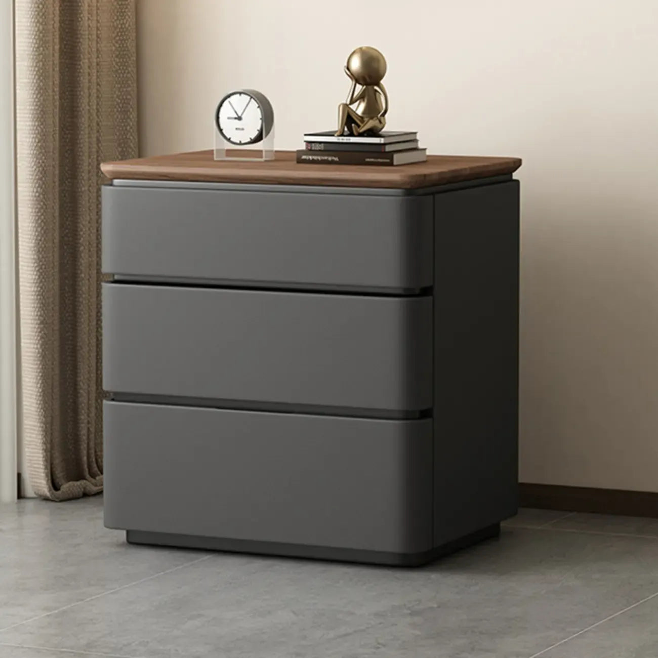Table de chevet étroite et moderne en bois avec 3 tiroirs