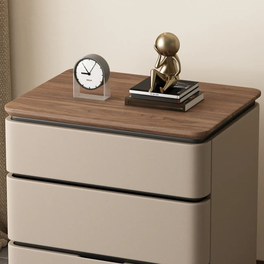 Table de chevet étroite et moderne en bois avec 3 tiroirs
