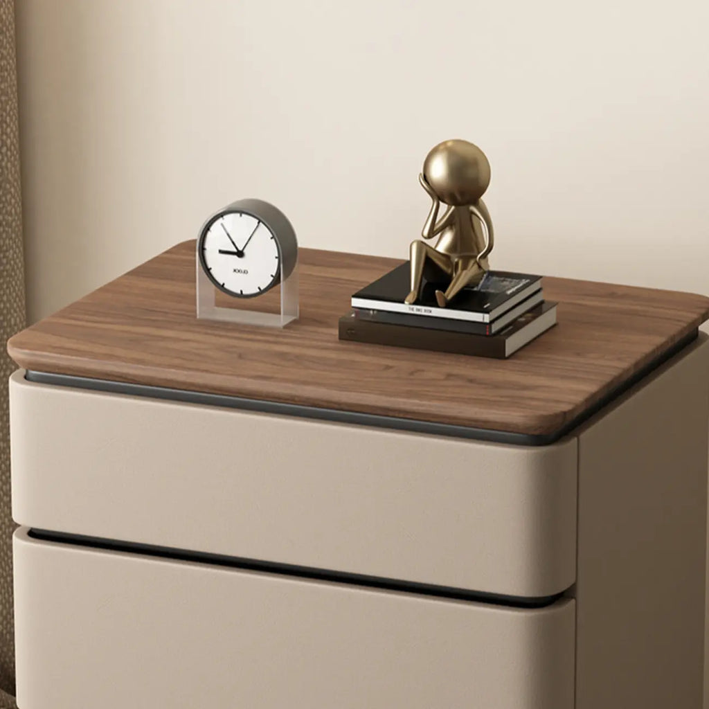 Table de chevet étroite et moderne en bois avec 3 tiroirs