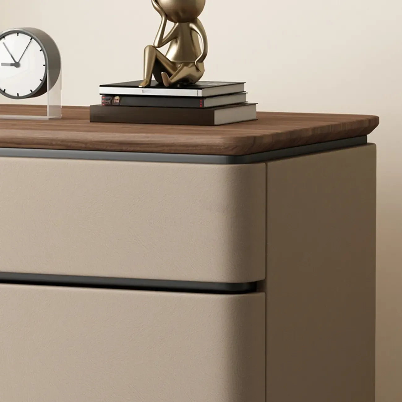 Table de chevet étroite et moderne en bois avec 3 tiroirs