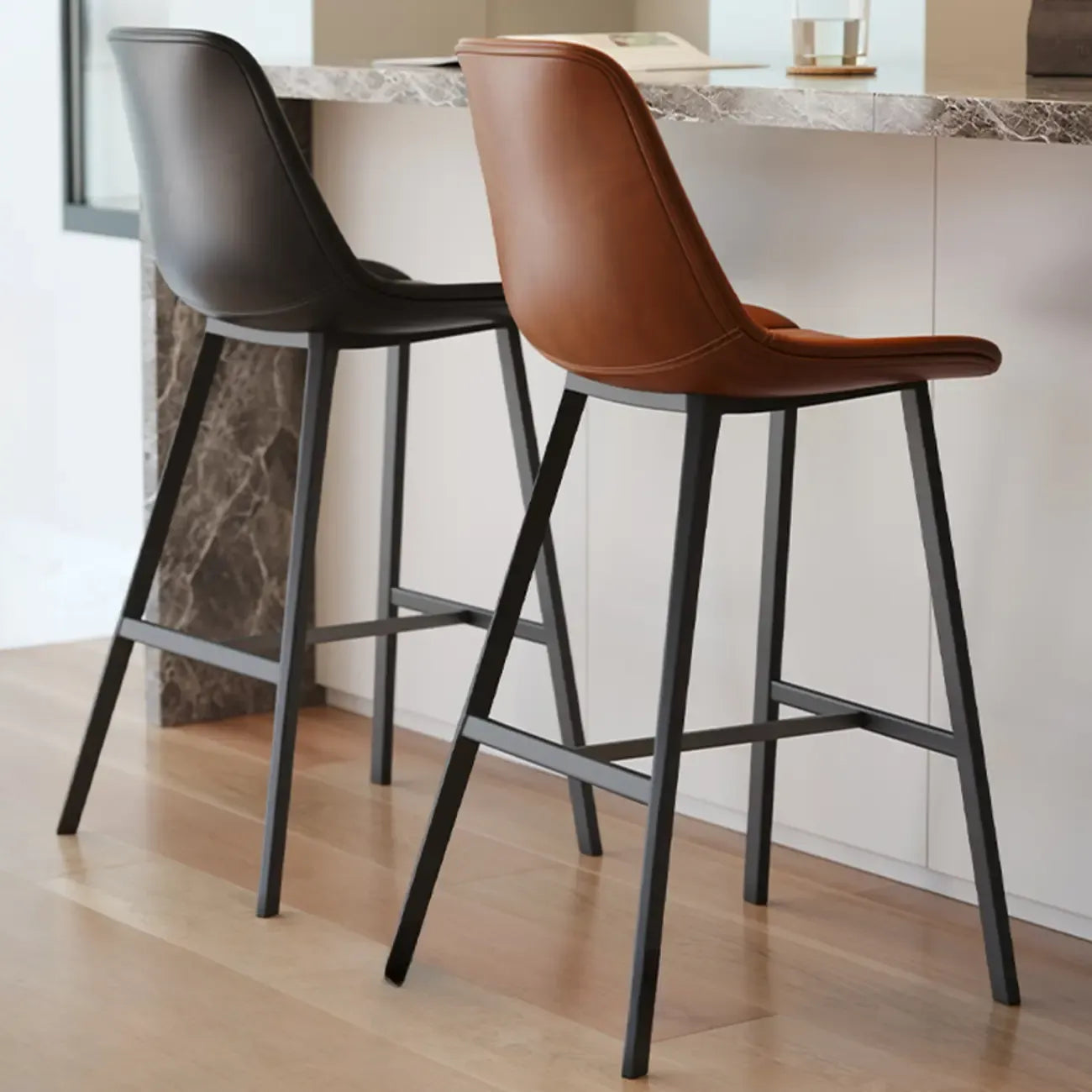Tabouret de bar en cuir matelassé de style moderne du milieu du siècle