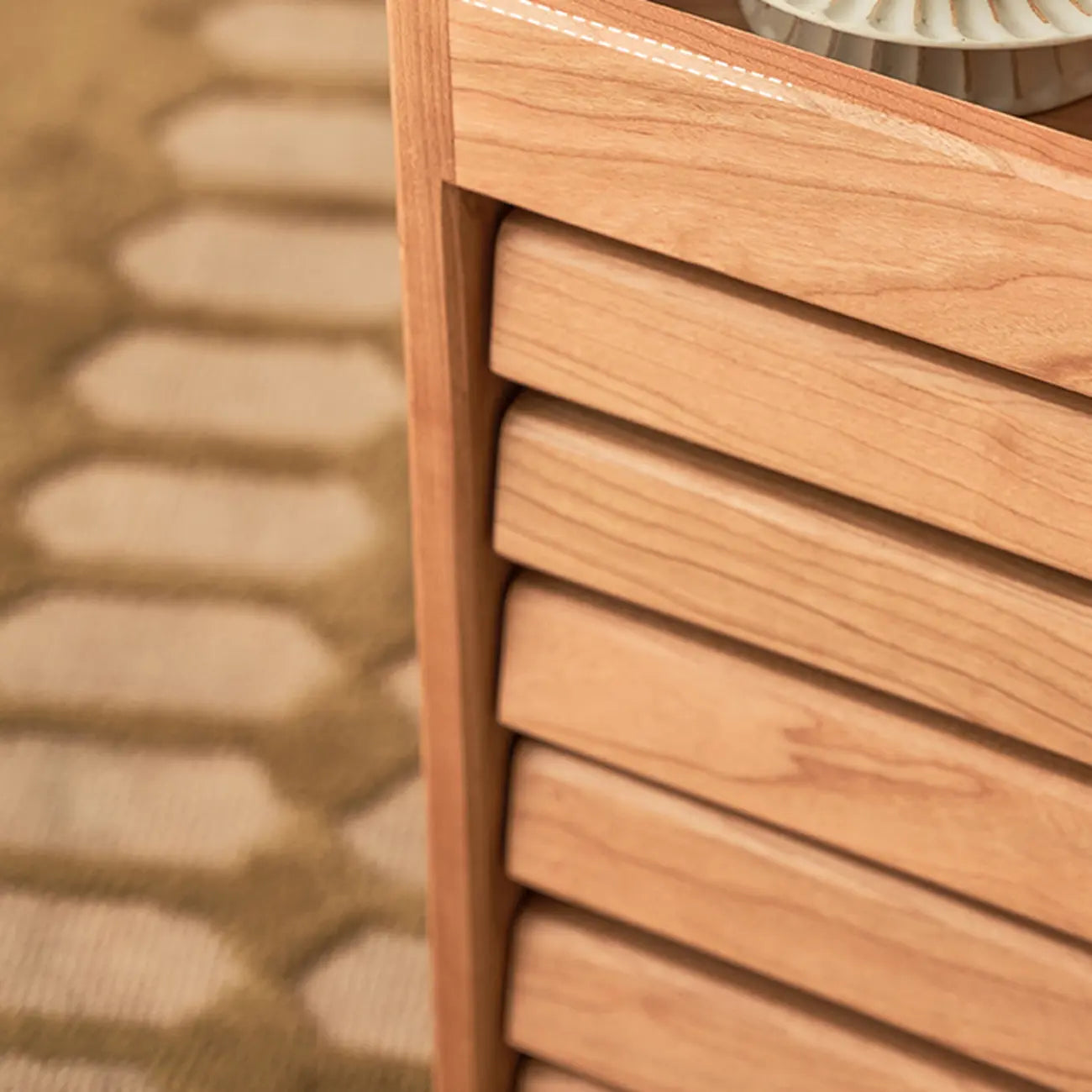 Table d'appoint roulante moderne en bois de cerisier avec tiroirs