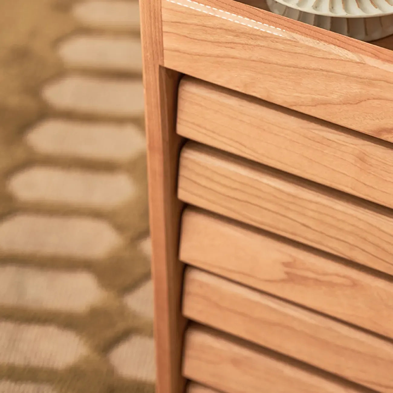 Table d'appoint roulante moderne en bois de cerisier avec tiroirs