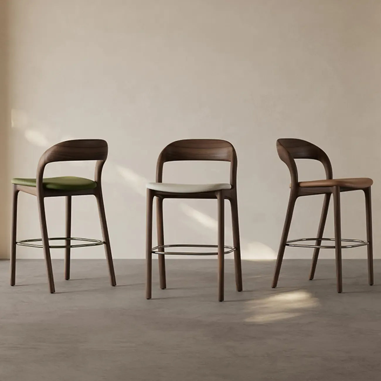 Tabouret de bar moderne du milieu du siècle en bois et similicuir