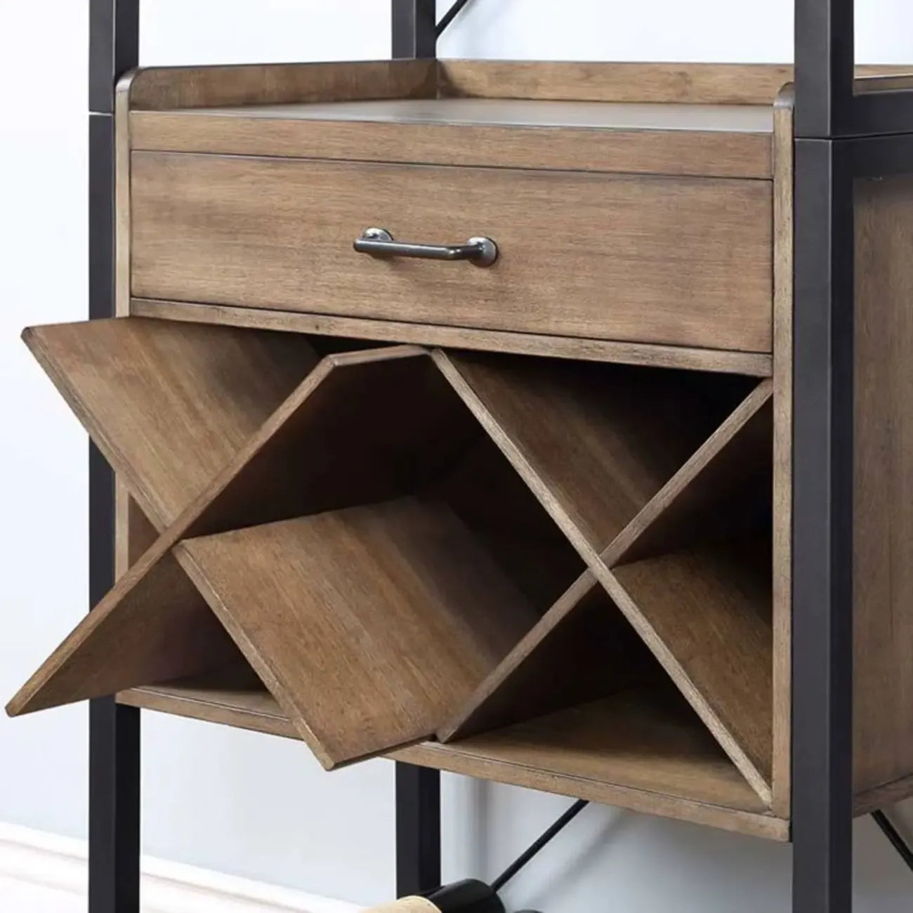 Porte-bouteilles et porte-verres ouverts en bois brun, non fixé, avec étagère