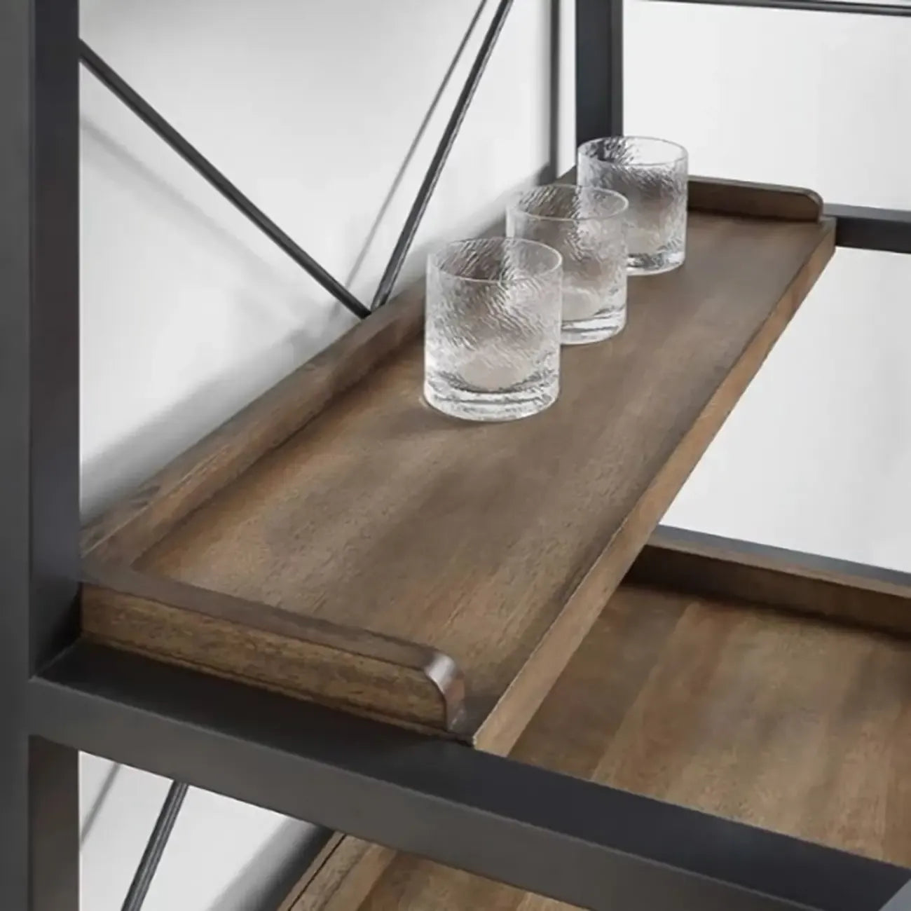Porte-bouteilles et porte-verres ouverts en bois brun, non fixé, avec étagère