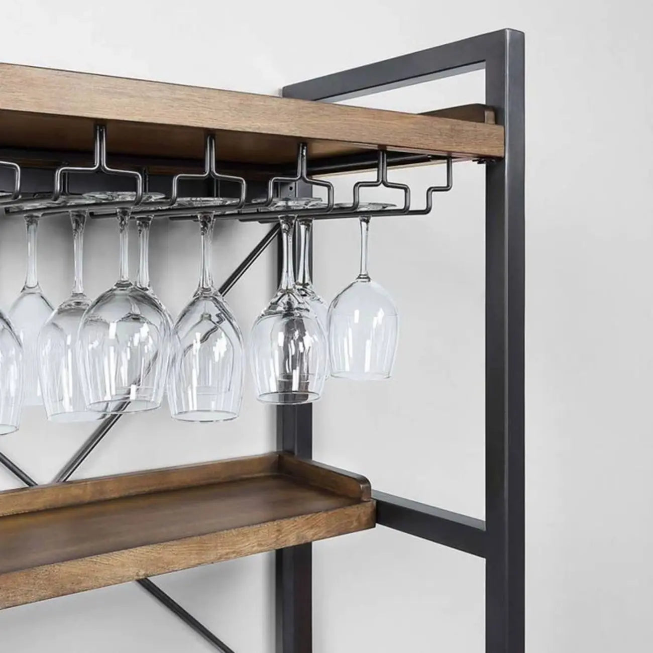 Porte-bouteilles et porte-verres ouverts en bois brun, non fixé, avec étagère