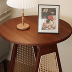 Table d'appoint moderne du milieu du siècle à deux niveaux en bois avec pieds en rotin